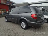 Usata Chrysler Voyager 143 CV (105 kW) 2005 Grigio Monovolume