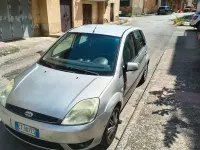 Usata Ford Fiesta 90 CV (66 kW) 2005 Grigio Utilitaria