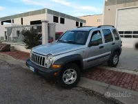 Usata Jeep Cherokee Sport 163 CV (119 kW) 2006 Grigio SUV