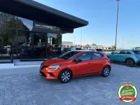 Begagnad Renault Clio V Equilibre 67 HK (49 kW) 2023 Orange Sedan