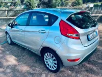 Usata Ford Fiesta 82 CV (60 kW) 2010 Argento Berlina