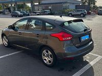 Käytetty Ford Focus 120 HP (88 kW) 2016 Harmaa Sedan