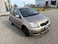 Usata Toyota Yaris Sol 68 CV (50 kW) 2003 Grigio Berlina