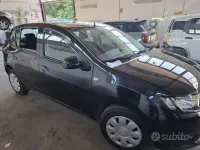 Usata Dacia Sandero Lauréate 90 CV (66 kW) 2016 Nero Berlina