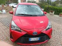 Begagnad Toyota Yaris Hybrid Cool 73 HK (53 kW) 2017 Röd Sedan