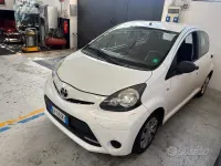 Usata Toyota Aygo Connect Style 68 CV (50 kW) 2012 Bianco Utilitaria