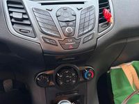 Usata Ford Fiesta 75 CV (55 kW) 2016 Grigio Utilitaria