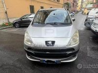 Usata Peugeot 1007 68 CV (50 kW) 2006 Grigio Monovolume