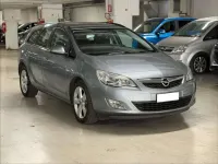 Usata Opel Astra Cosmo 140 CV (102 kW) 2012 Azzurro Station wagon