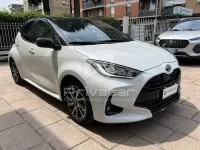 Usata Toyota Yaris Hybrid Lounge 92 CV (67 kW) 2022 Bianco Berlina