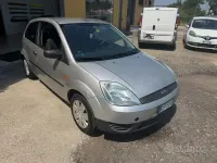 Usata Ford Fiesta Zetec 75 CV (55 kW) 2004 Grigio Utilitaria