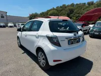 Usata Toyota Yaris Hybrid Lounge 75 CV (55 kW) 2014 Bianco Utilitaria
