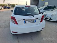 Usata Toyota Yaris 69 CV (50 kW) 2013 Bianco Berlina