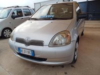 Usata Toyota Yaris Sol 68 CV (50 kW) 1999 Grigio Berlina