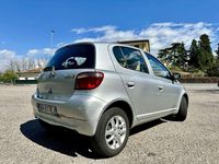 Usata Toyota Yaris Sol 68 CV (50 kW) 2000 Grigio Berlina
