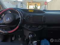 Usata Toyota Yaris Lounge 99 CV (72 kW) 2016 Rosso Berlina