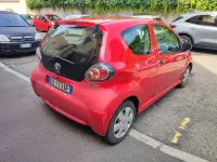 Usado Toyota Aygo Sol 68 HP (50 kW) 2009 Vermelho Citadino