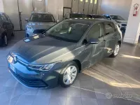 Usata VW Golf VIII Life 116 CV (85 kW) 2022 Grigio Berlina