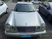 Usata Mercedes E200 136 CV (100 kW) 1997 Grigio Berlina