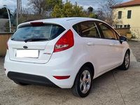 Usata Ford Fiesta 70 CV (51 kW) 2012 Bianco Utilitaria