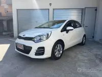 Usado Kia Rio 75 HP (55 kW) 2017 Branco Sedan