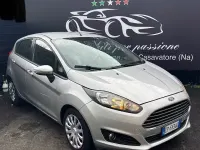 Usado Ford Fiesta Titanium 75 CV (55 kW) 2015 Gris Utilitario