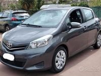 Usata Toyota Yaris Style 90 CV (66 kW) 2013 Grigio Utilitaria