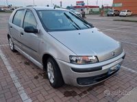 Usado Fiat Punto 60 CV (44 kW) 2001 Gris Utilitario