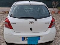 Usata Toyota Yaris 65 CV (47 kW) 2010 Bianco Berlina