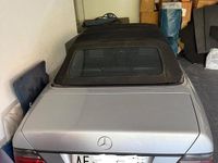 Usata Mercedes E200 136 CV (100 kW) 1995 Grigio Cabrio