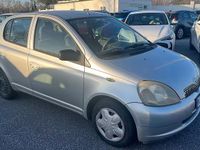 Usata Toyota Yaris 67 CV (49 kW) 2000 Argento Utilitaria
