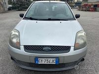 Usata Ford Fiesta Ghia 68 CV (50 kW) 2005 Grigio Utilitaria