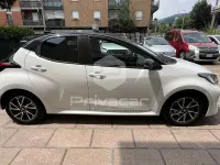 Usata Toyota Yaris Hybrid Lounge 92 CV (67 kW) 2022 Bianco Utilitaria