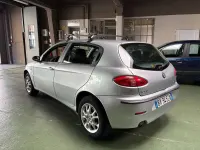 Usata Alfa Romeo 147 Distinctive 105 CV (77 kW) 2001 Argento Utilitaria