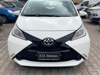 Käytetty Toyota Aygo X-play 69 HP (50 kW) 2018 Valkoinen Viistoperä