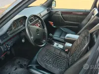 Usata Mercedes 200 122 CV (89 kW) 1991 Nero Berlina