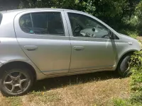Begagnad Toyota Yaris 68 HK (50 kW) 2000 Grå Sedan