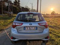 Usata Toyota Yaris Hybrid Active 73 CV (53 kW) 2019 Argento Berlina