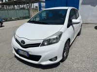 Usata Toyota Yaris Lounge 90 CV (66 kW) 2014 Bianco Utilitaria