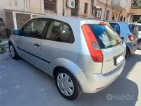 Usata Ford Fiesta Zetec 80 CV (58 kW) 2004 Grigio Utilitaria