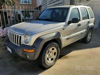 Usata Jeep Cherokee Sport 150 CV (110 kW) 2004 Argento SUV