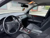 Usata Mercedes E200 Elegance 186 CV (136 kW) 2001 Grigio Berlina