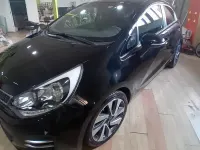 Usado Kia Rio 85 CV (62 kW) 2016 Negro Utilitario