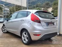 Usata Ford Fiesta Titanium 70 CV (51 kW) 2012 Grigio Berlina
