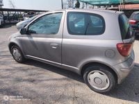 Usata Toyota Yaris 65 CV (47 kW) 2004 Argento Berlina