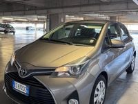 Usata Toyota Yaris Active 69 CV (50 kW) 2015 Grigio Utilitaria