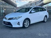 Usata Toyota Auris Touring Sports Lounge 90 CV (66 kW) 2014 Bianco Station wagon