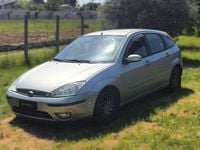 Usado Ford Focus Ghia 116 HP (85 kW) 2004 Prateado Sedan