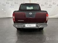 Usata Nissan Navara XE 174 CV (127 kW) 2006 Prugna Pick-up
