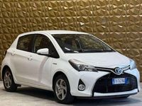 Usata Toyota Yaris Hybrid Cool 73 CV (53 kW) 2017 Bianco Berlina